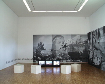 Ausstellungsansicht, Moving Images. Film – Reflexion in der Kunst, 1999, GfZK Leipzig, Foto: Hans-Christian Schink