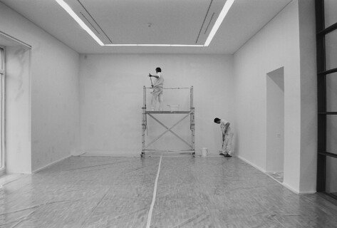 Ausstellungsansicht, Michael Elmgreen & Ingar Dragset: Zwischen anderen Ereignissen, 2000, GfZK Leipzig, Foto: Hans-Christian Schink