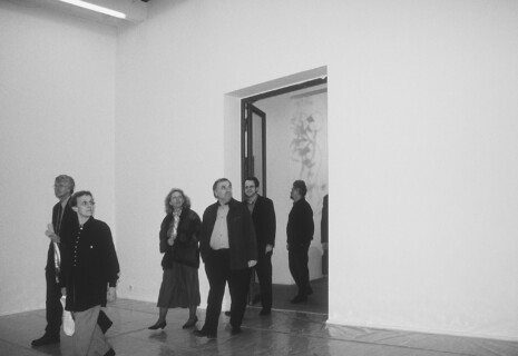 Ausstellungsansicht, Michael Elmgreen & Ingar Dragset: Zwischen anderen Ereignissen, 2000, GfZK Leipzig, Foto: Hans-Christian Schink