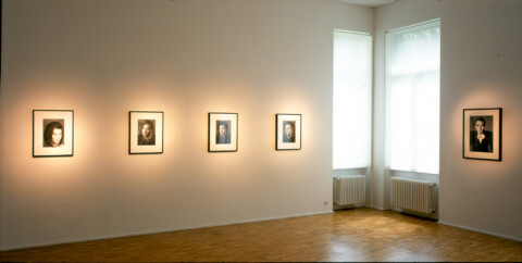 Ausstellungsansicht, Die Handarbeiten von Francesco Vezzoli (Blinky Palermo), 2002, GfZK Leipzig, Foto: Thilo Kühne
