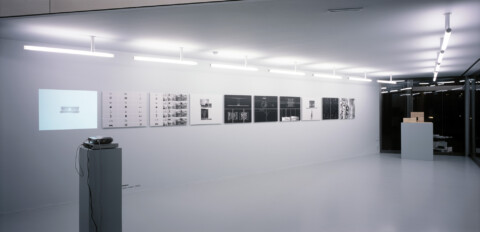 Ausstellungsansicht, Die Bosnische Chronik, 2004, GfZK Leipzig, Foto: Andreas Enrico Grunert