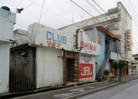 Kin Town, Okinawa (outside Camp Hansen US military base), Okinawa, 2003 (from Temporary Occupation series, 2003 -2004) color photographs, Foto: Sean Snyder, Courtesy: Galerie Neu, Berlin