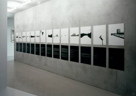 Ausstellungsansicht, Sofie Thorsen: 162 VON 172 HÄUSERN STEHEN AN DER HAUPTSTRASSE, 2005, GfZK Leipzig, Foto: Andreas Enrico Grunert