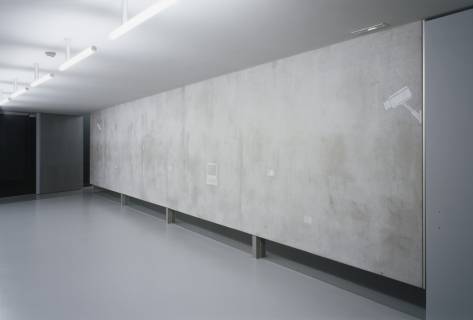 Ausstellungsansicht, Büro für kognitiven Urbanismus: LAST MINUTE. Zur Warenförmigkeit von Grenzen, 2006, GfZK Leipzig, Foto: Andreas Enrico Grunert