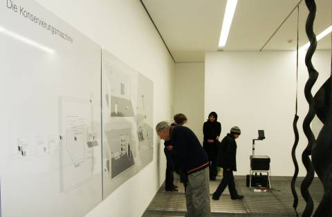 Die Konservierungsmaschine 2009: Maren Roloff: Gummiobjekte. Ausstellungsansicht. Foto: Andreas Enrico Grunert