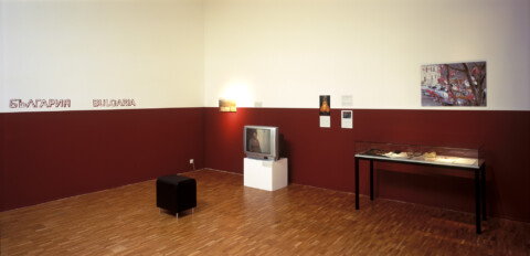 Ausstellungsansicht, UNSERE FRAU IN MINSK: ein Projekt von Antje Schiffers, 2004, Foto: Antje Schiffers