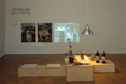 Ausstellungsansicht, UNSERE FRAU IN MINSK: ein Projekt von Antje Schiffers, 2004, Foto: Antje Schiffers