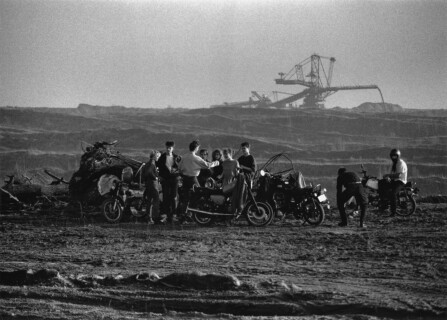 Barbara Klemm, Braunkohleabbau bei Leipzig / Lignite Mining near Leipzig, 1990 © Barbara Klemm, Institut für Auslandsbeziehungen e. V.