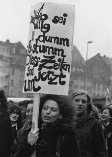 Barbara Klemm, Frauendemonstration gegen § 218 / Women Demonstration against Abortion Laws, Frankfurt am Main, 1974 © Barbara Klemm, Institut für Auslandsbeziehungen e. V.