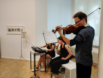 Mind the Gap vor Kunstwerken von Mandy Gehrt und Gabriele Stötzer @ Spielräume , Foto: GfZK
