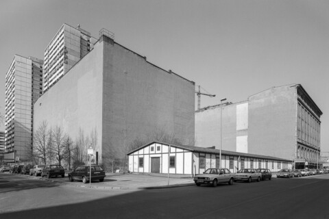 Sch&uuml;tzenstra&szlig;e / Jerusalemer Stra&szlig;e 1996, aus der Serie / from the series: Mitte. Berlin 1995&ndash;1997 &copy; Ulrich W&uuml;st; ifa
